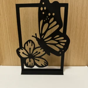 Mariposa posada en flor