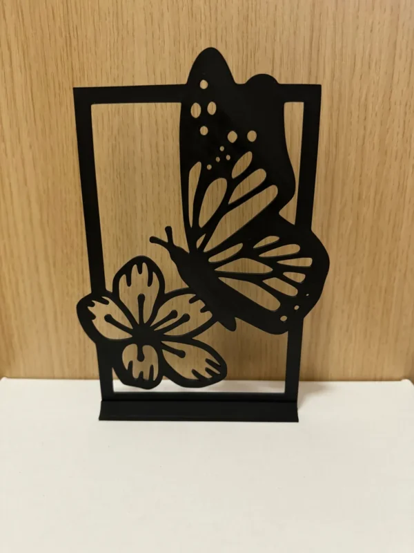 Mariposa posada en flor